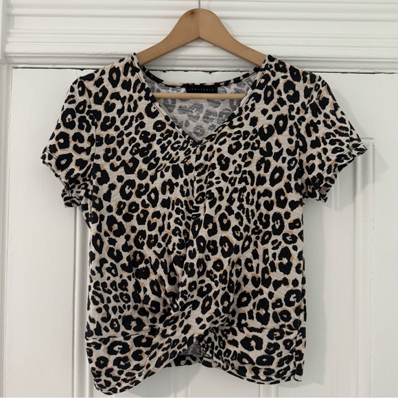 Sanctuary Tops - 🦊 Sanctuary Leopard Print V-Neck Top